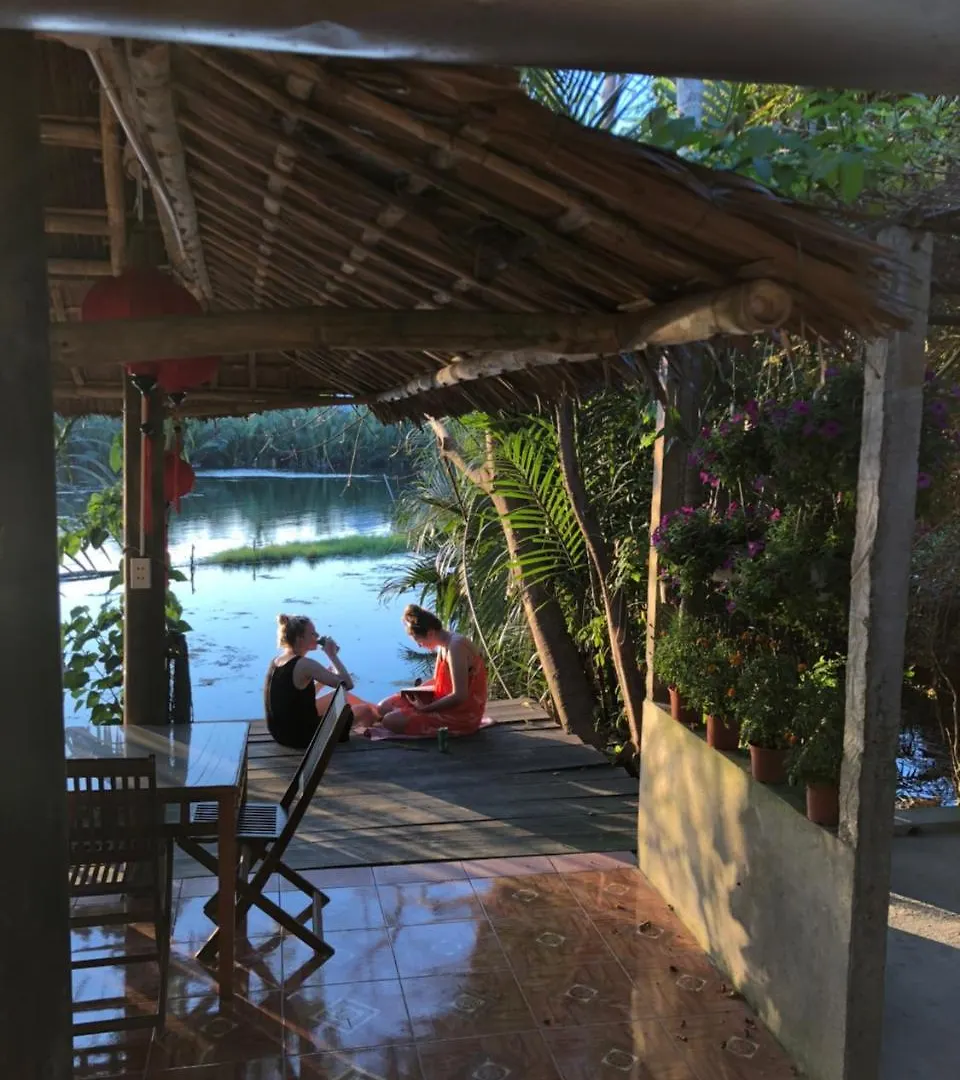 Lakeside Homestay هوي ان 0*,