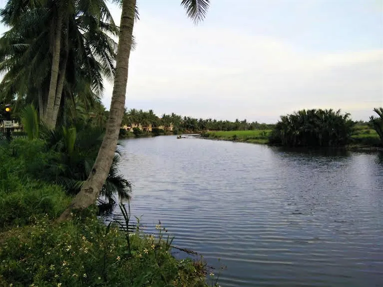 Lakeside Homestay Хойан